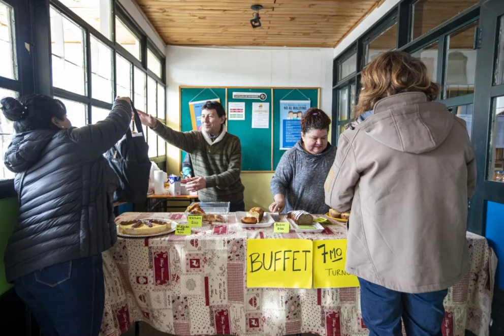 Realizaron un "buffet" en las PASO para financiar el viaje de egresados ​​en la Escuela Primaria 321