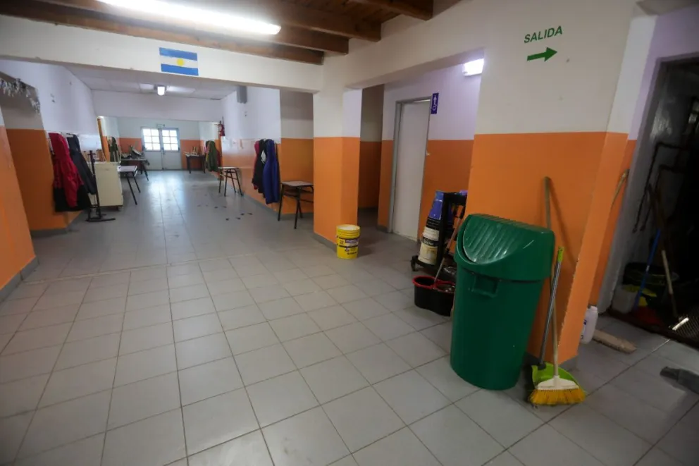 Escuelas de El Bolsón denuncian que no cuentan con pan ni elementos de limpieza