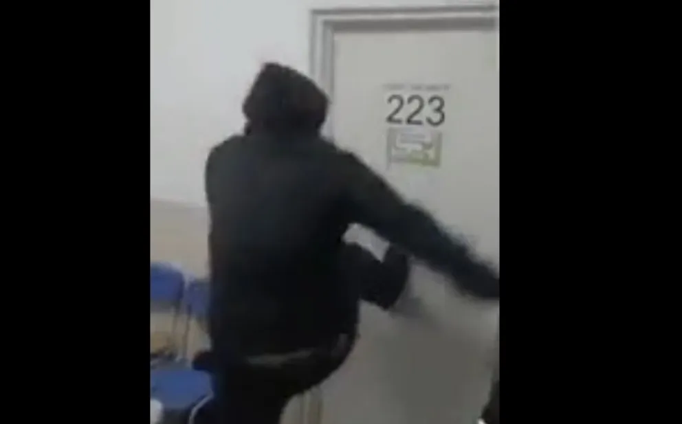 Video: se le trabó la puerta del cuarto y la abrieron a patadas
