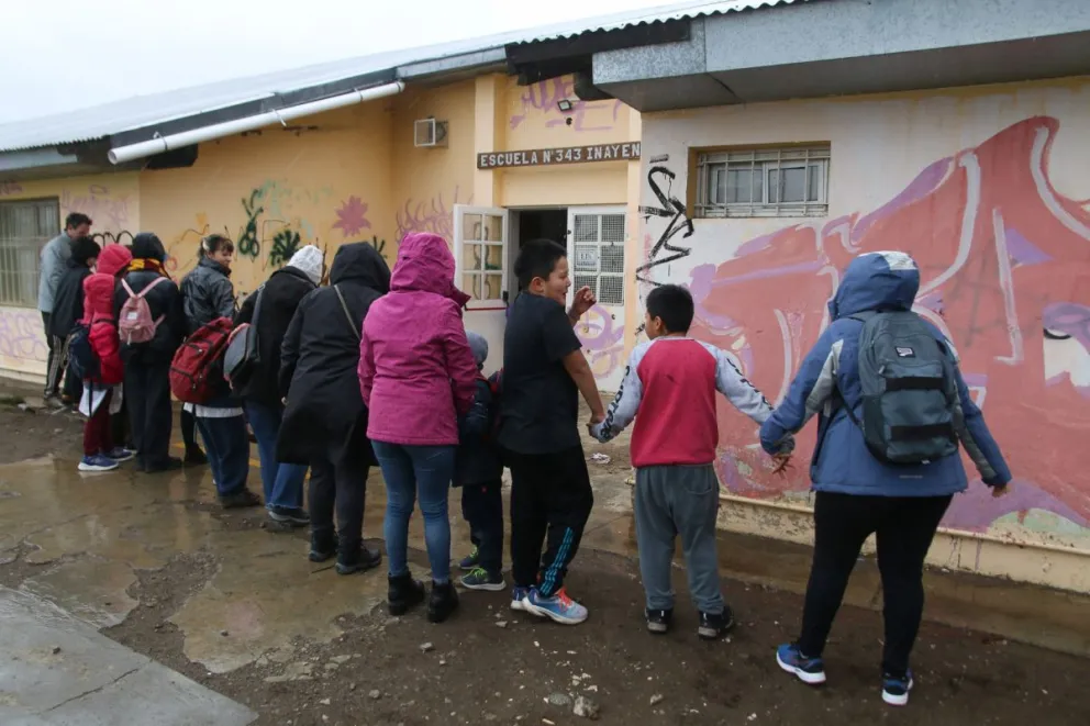 Realizaron un abrazo simbólico a la Escuela Inayen reclamando soluciones a los problemas edilicios