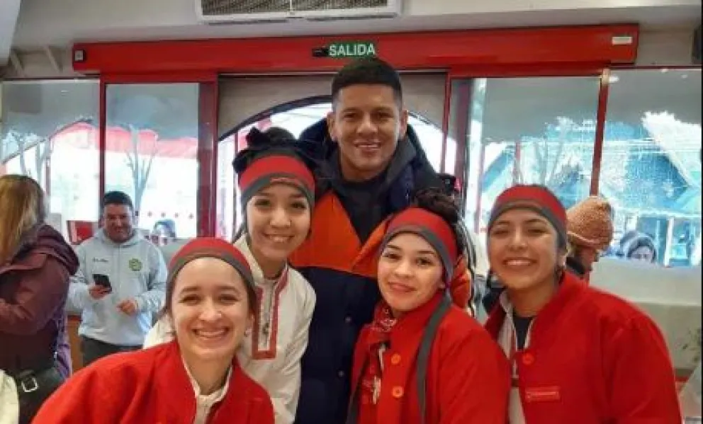 El jugador de Boca Marcos Rojo recorrió el centro y las chocolaterías de Bariloche