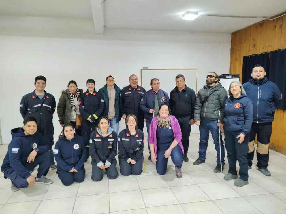 Bombero ciego de Comodoro Rivadavia dio charla motivacional en Bariloche