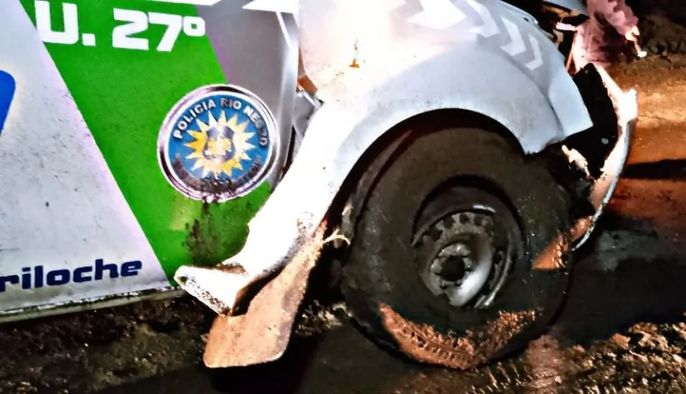 Un móvil policial despistó y necesitó de la ayuda del destacamento de Bomberos Pilcaniyeu