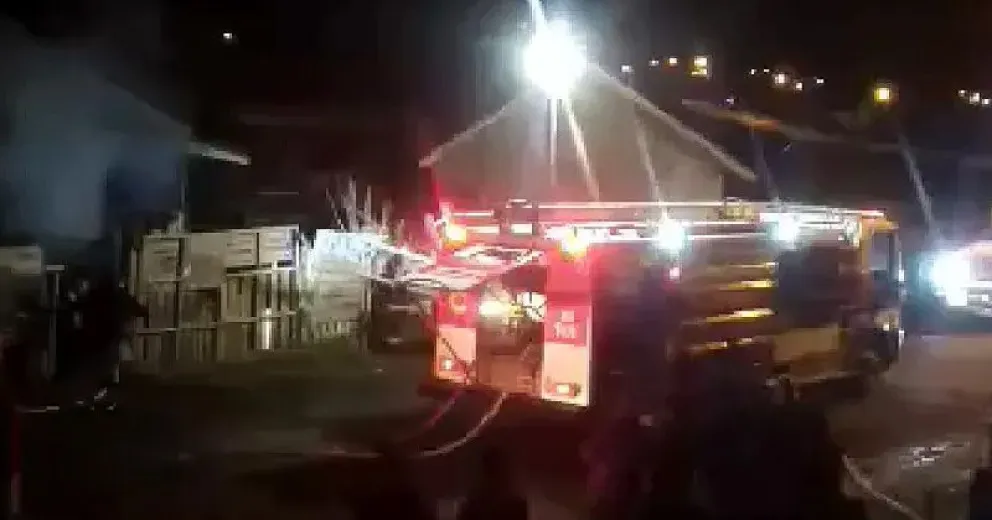 Por el incendio de una vivienda, tres personas sufrieron quemaduras e intoxicación con monóxido