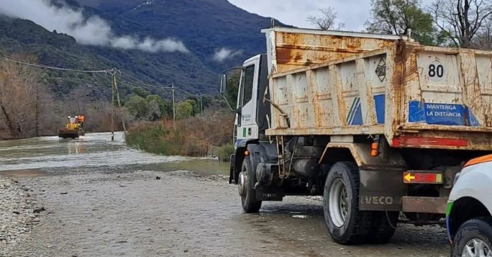 Nuevamente un desborde de agua cortó la ruta a El Manso