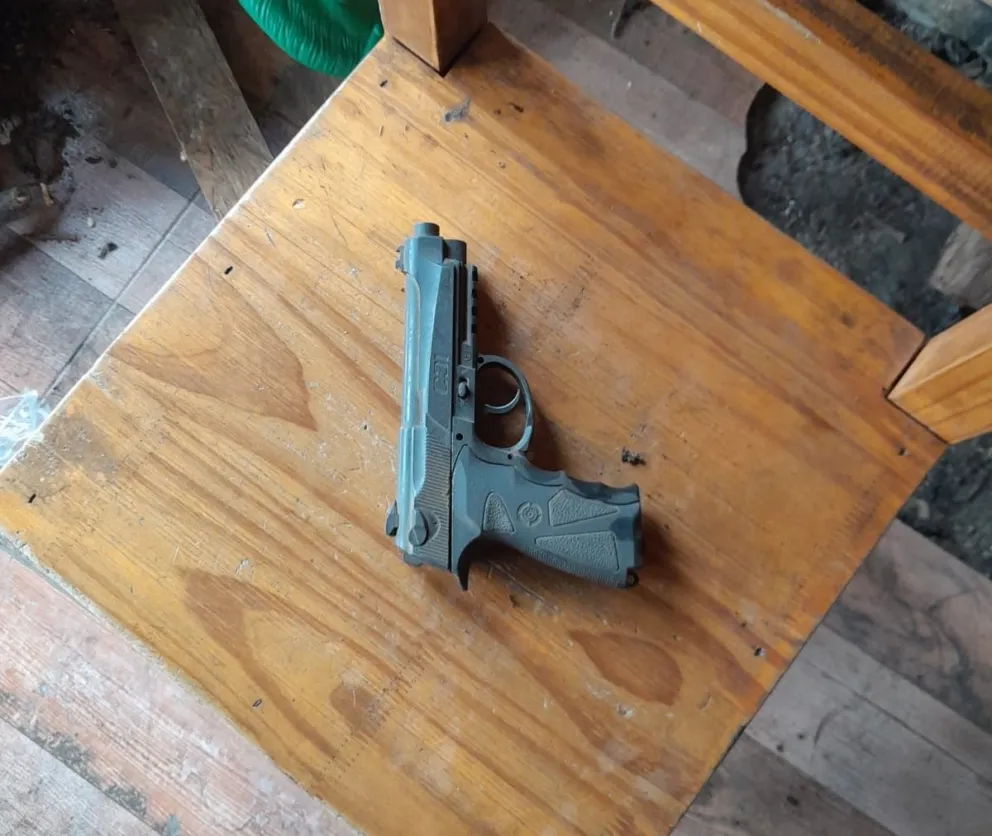 Lo acusan de una amenaza con armas de fuego y en su casa tenía un arsenal