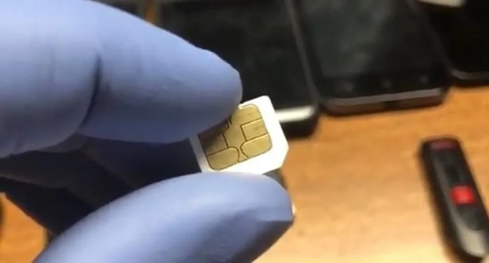 Insólito: detienen a un hombre que estaba prófugo, pero antes se tragó el chip de su celular 