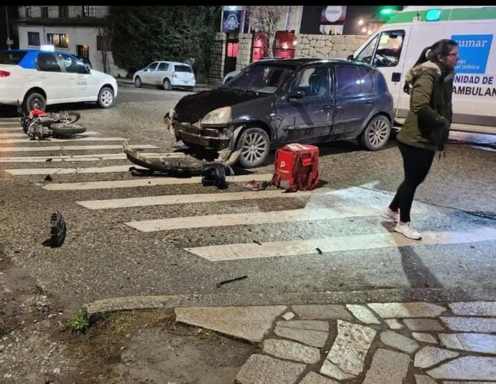 Un motociclista herido tras colisionar contra un auto en la zona del Ñireco