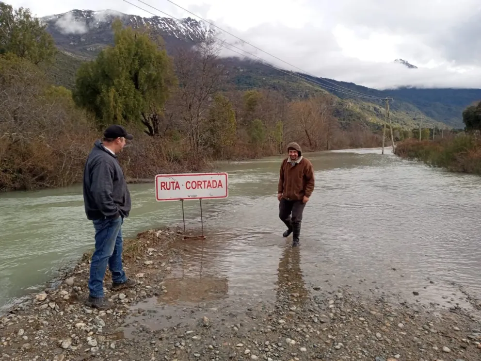 La lluvia no favorece a la apertura de la ruta a El Manso