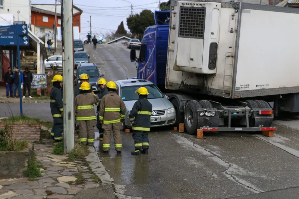 Camión con acoplado terminó cruzado en el Ñireco luego de intentar subir por una calle restringida