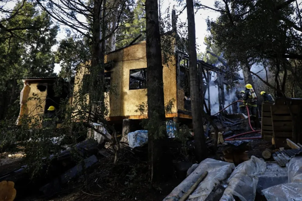 Las llamas consumieron casi por completo una vivienda del barrio Villa Lago Gutiérrez