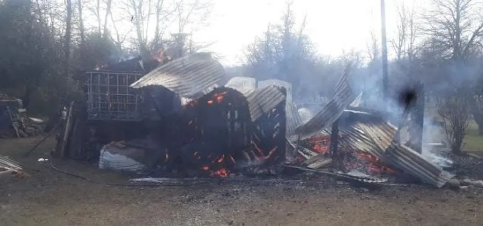 Incendio en Mallín del Medio dejó a una familia solo con lo puesto