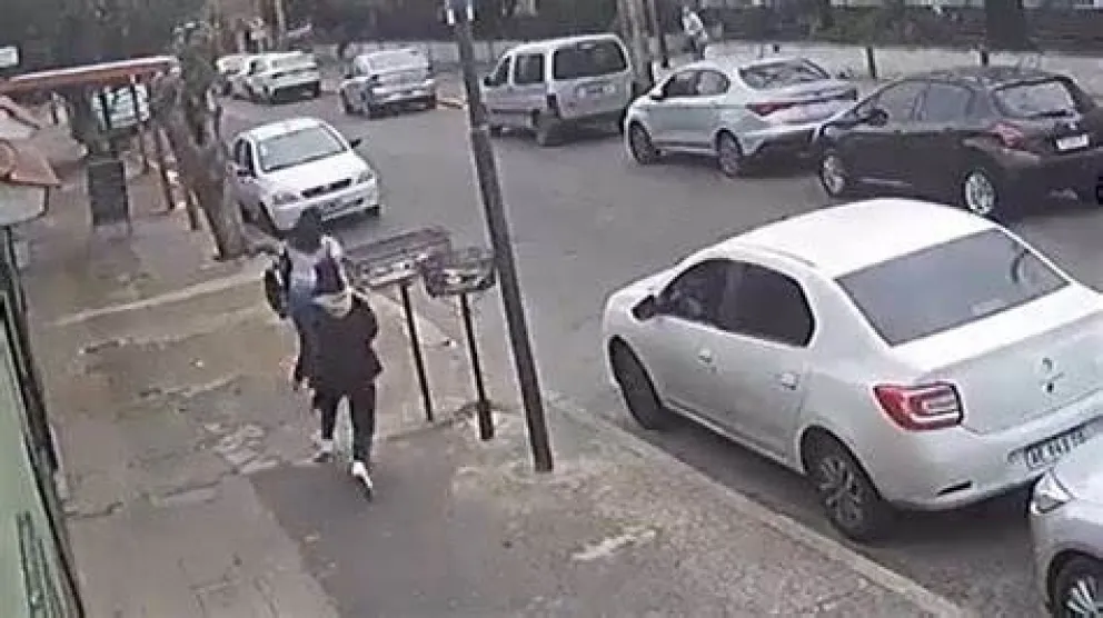Una maestra fue atacada por motochorros en las puertas de un colegio