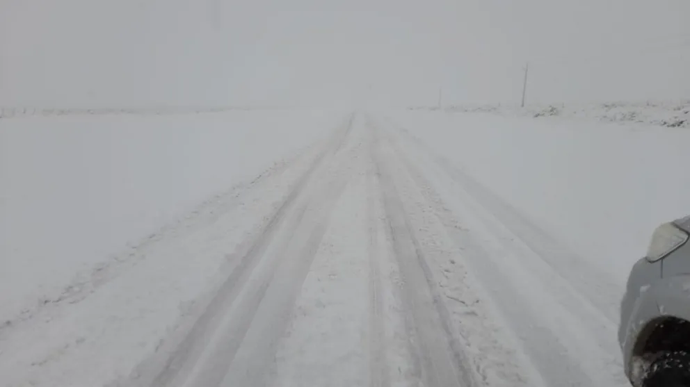 Vialidad Nacional trabaja en el despeje de nieve en la ruta 237 