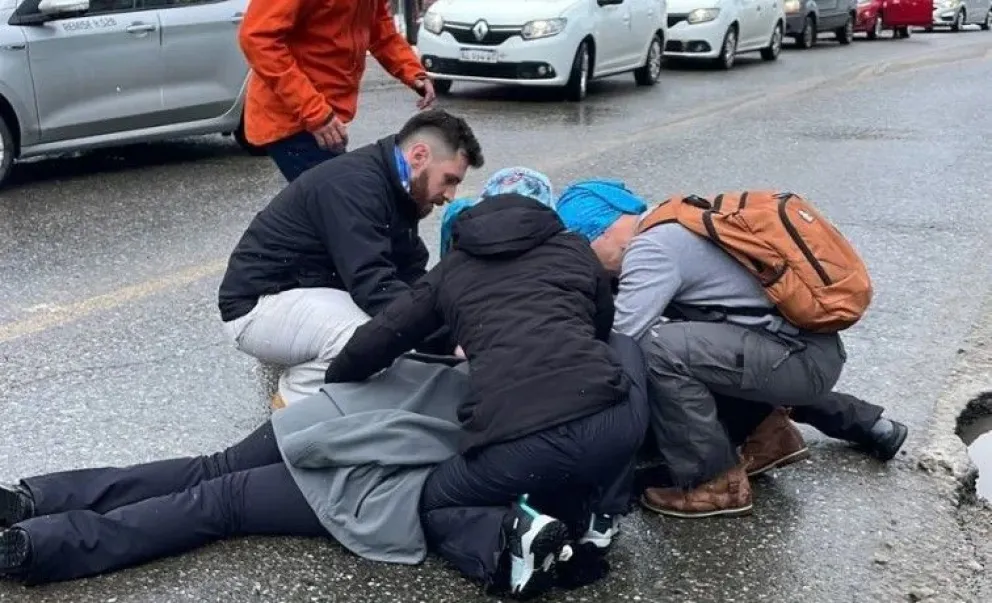 Una turista se bajó del colectivo y fue atropellada por un auto manejado por otro turista 