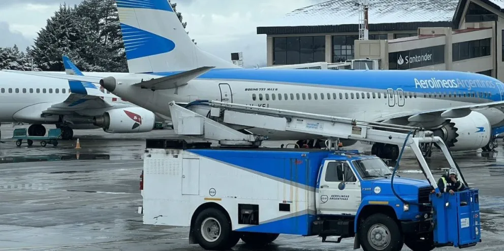 Aerolíneas Argentinas tuvo que prestar la máquina de deshielo a otras aerolíneas 