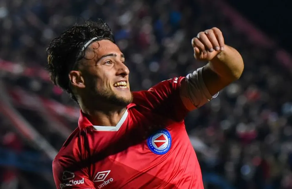 Argentinos amargó a River en el debut de Lanzini
