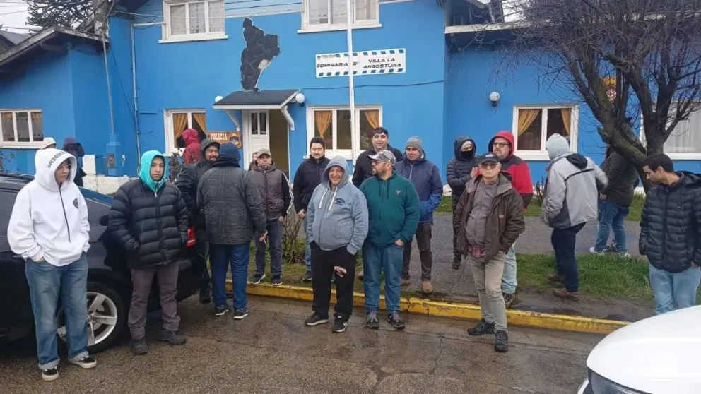 Taxistas cortaron la calle principal de Villa La Angostura después de un violento robo 