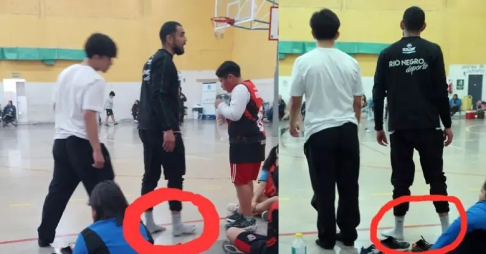 Prestó sus zapatillas a un alumno y dirigió el partido descalzo