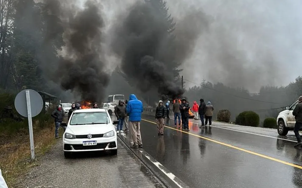 Taxistas de Villa La Angostura cortan la ruta a Bariloche