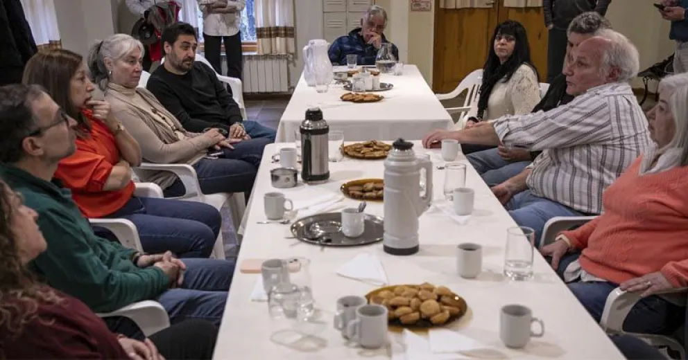 Arabela Carreras mantuvo una reunión con vecinos de Melipal