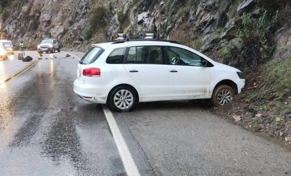 Cayeron enormes piedras muy cerca de un auto en Camino de los 7 Lagos