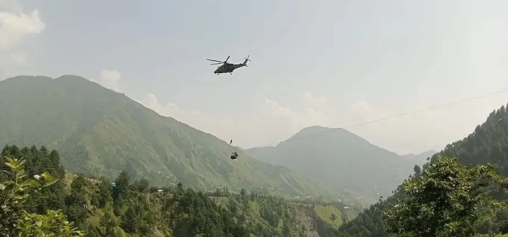Dramático operativo de rescate en Pakistán: siete chicos y un profesor quedaron atrapados en una aerosilla