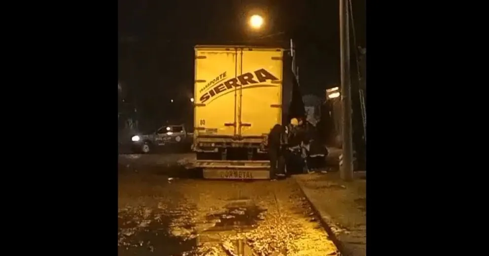 VIDEO: Así saquearon el camión que estaba afuera de La Anónima