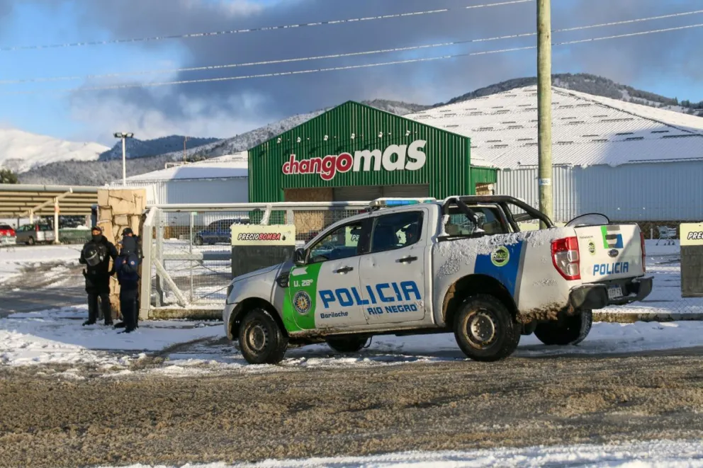 Dos consultas populares en una foto, la llegada del Chango Más y los saqueos del 2013 en supermercados de Bariloche (foto de archivo) 