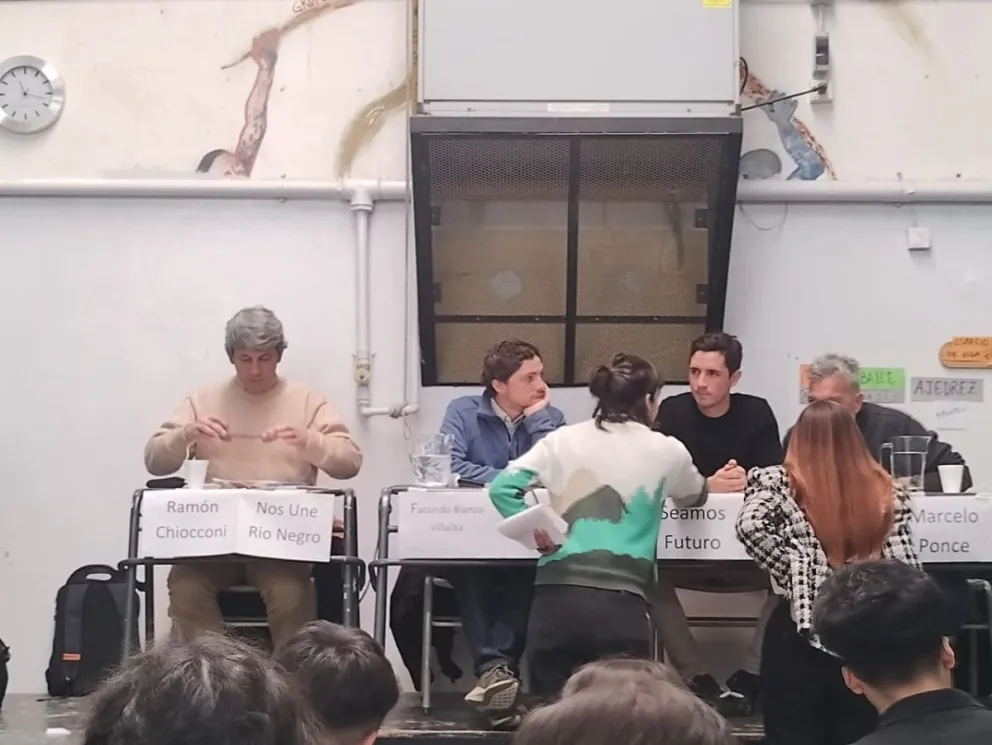 Alumnos de la ESRN 2 tuvieron un mano a mano con los que aspiran a conducir Bariloche