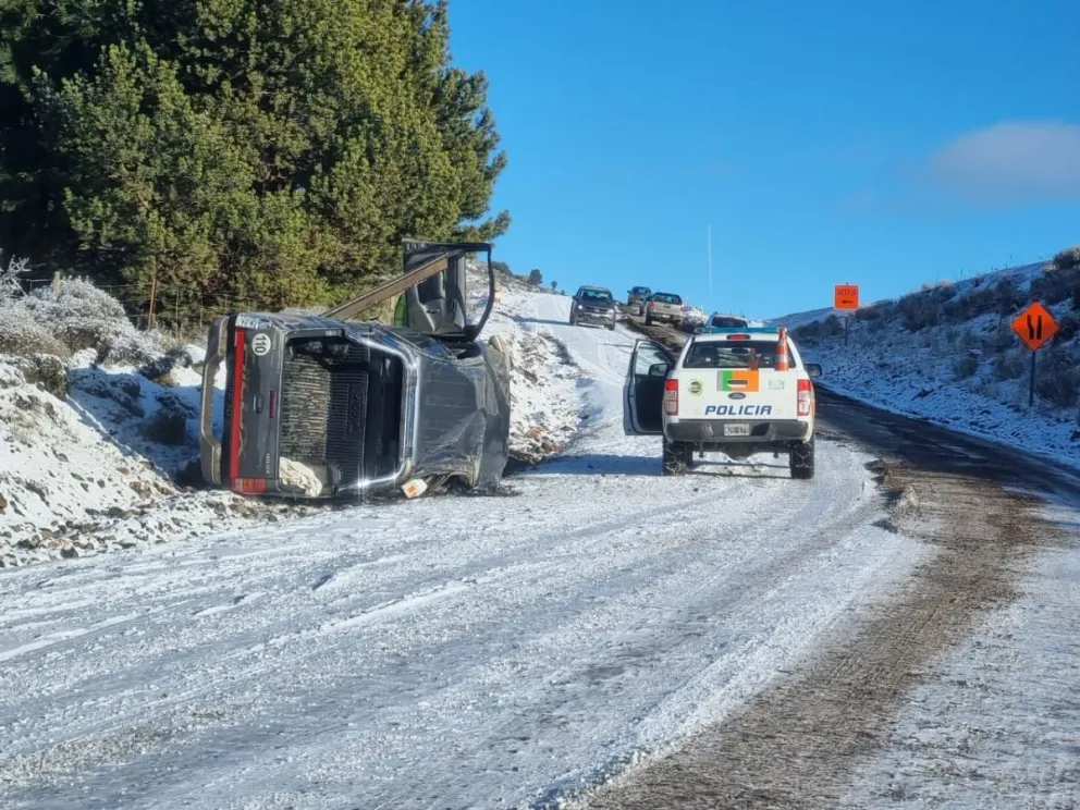 Vuelco y un herido a causa de la nieve y el hielo en la Ruta 23