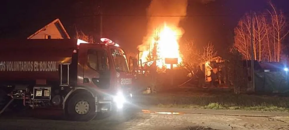 Importante incendio dejó pérdidas totales en una vivienda de la zona sur