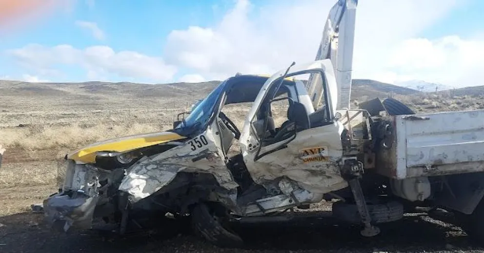 Violento choque entre una camioneta y un camión de Vialidad Provincial en Ruta 40