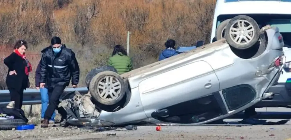 Por esquivar baches en la ruta 40, terminó chocando y volcando 