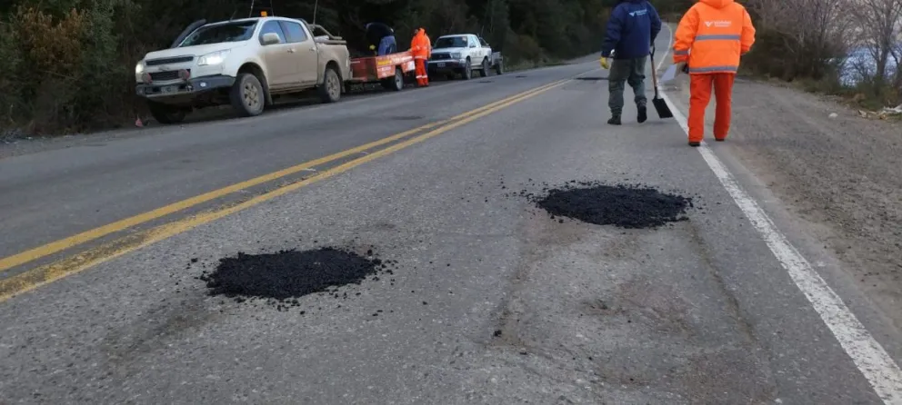 Vialidad Rionegrina realiza trabajos de bacheo en la ruta provincial 82