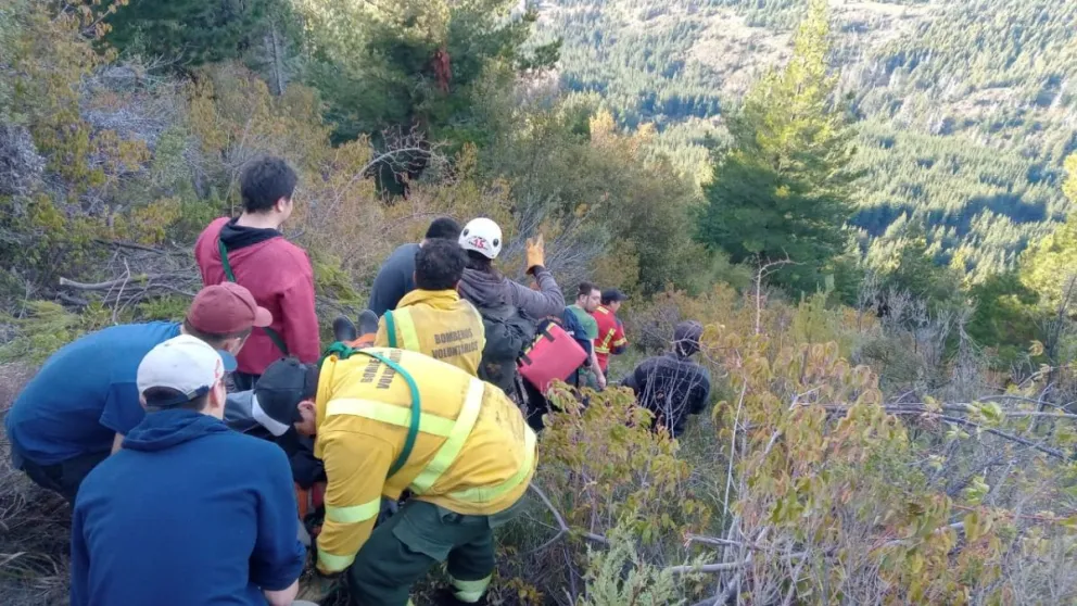 Lograron rescatar a un cazador que cayó de un risco