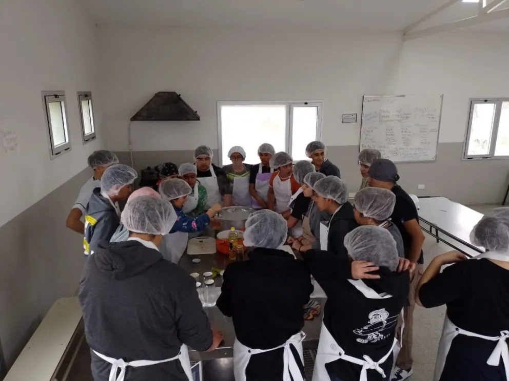 Estudiantes de segundo año del CET 26 elaboraron escabeche de conejo