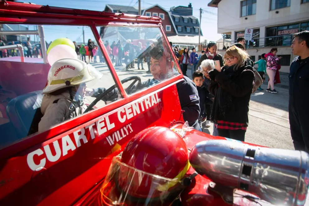 Los bomberos voluntarios regalaron una hermosa jornada a los más chiquitos