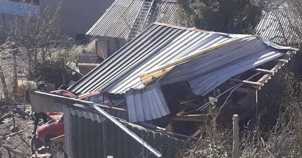 Cayó con su auto sobre el techo de una casa y terminó dentro de la vivienda