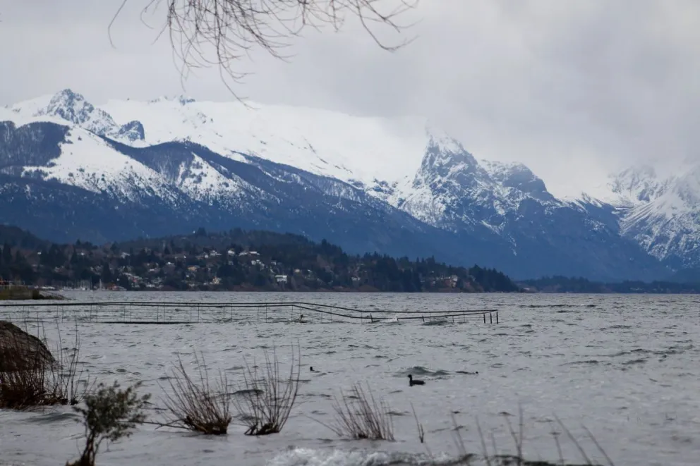 La gente con más tiempo en Bariloche afirma que la crecida del lago es normal