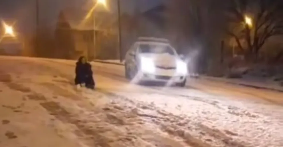 Un video muestra como un patrullero maniobra en una bajada sin cadenas en Bariloche 