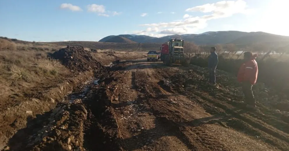Por acumulación de barro se circula por un nuevo desvío en la zona de Perito Moreno