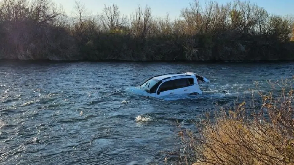 Cayó un auto al río con dos niños de 7 años y su madre: fueron arrastrados 100 metros por la correntada