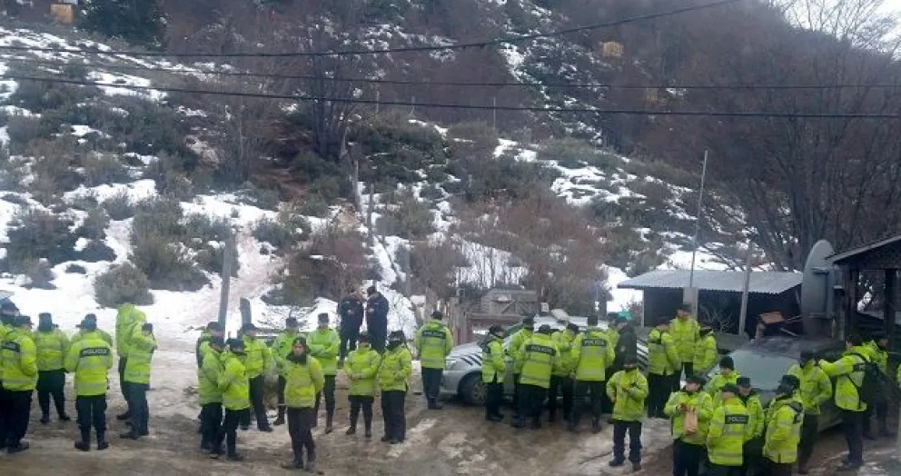Usurpadores atacaron con bolas de nieve a los policías que fueron a desalojarlos
