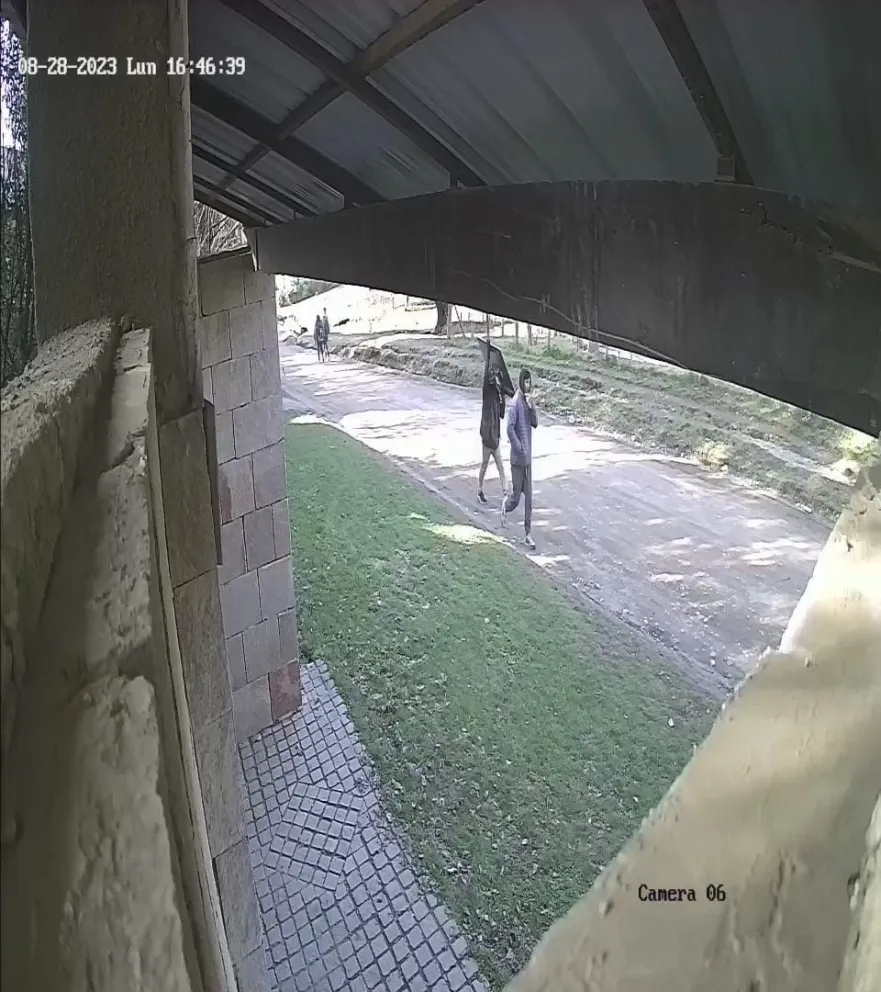 A plena luz del día ladrones salieron con un aparatoso botín caminando por el barrio