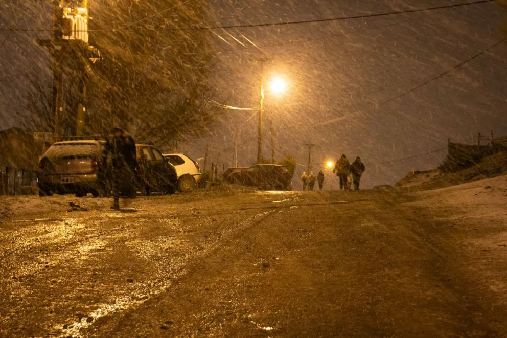 Ya azota a Bariloche el temporal de viento, lluvia y nieve