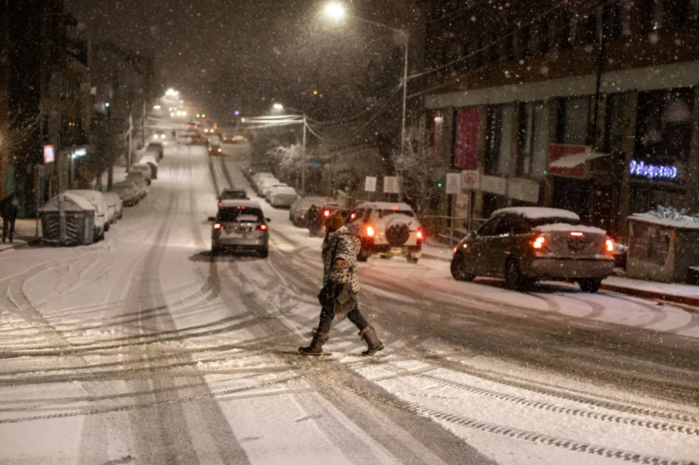 La intensa nevada genera complicaciones en Bariloche: Tránsito afectado y cambios en el horario escolar
