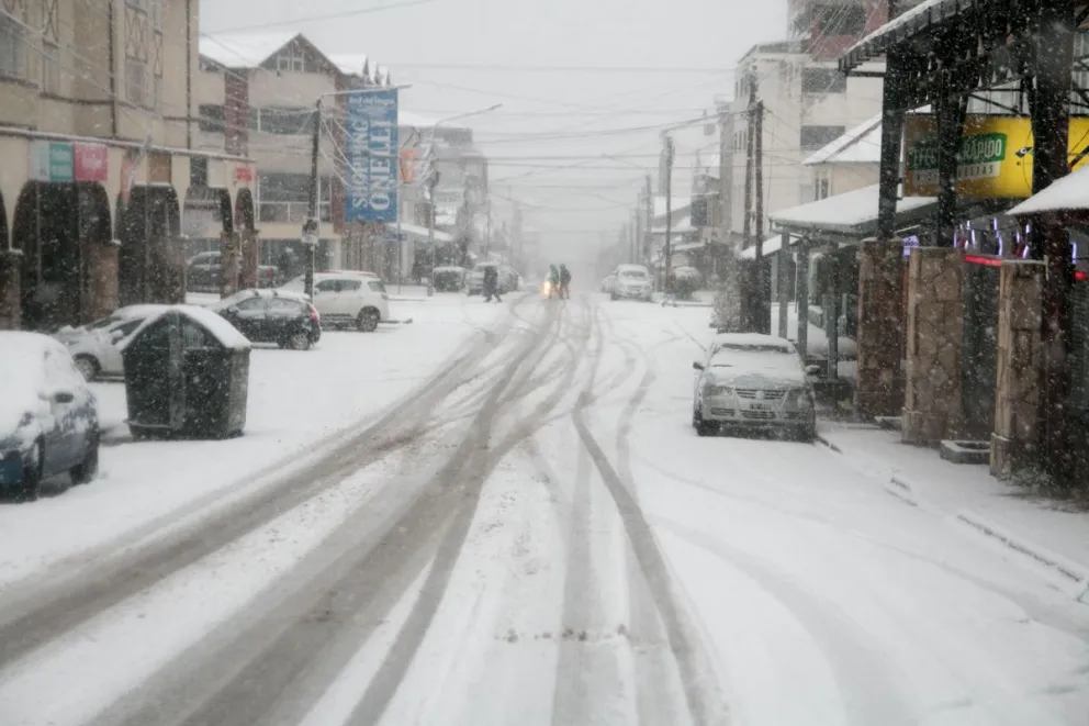 Aflojó la nevada en Bariloche, pero advierten por alerta amarillo para mañana