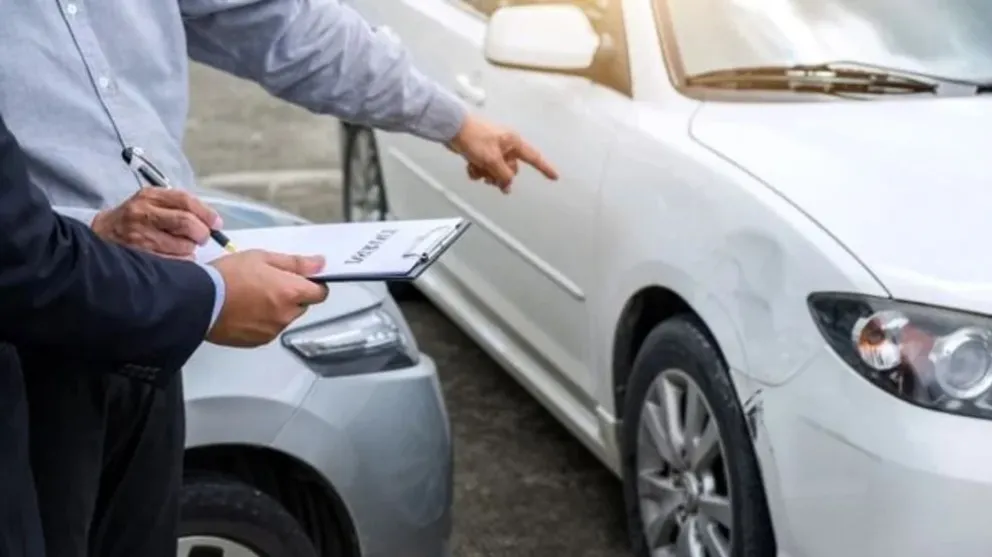 Se cansó de los problemas del auto alquilado y lo dejó estacionado en Bariloche