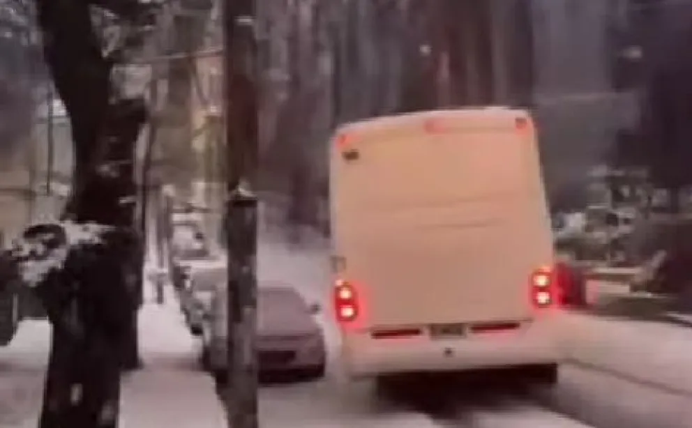 Video: Colectivo derrapó y por centímetros no chocó a los autos estacionados